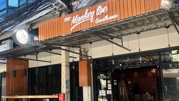 A storefront with a sign reading "The Monkey Toe Guesthouse". - Monkey Toe Guesthouse - Hostel (Chiang Mai)