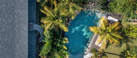 Una piscina al aire libre