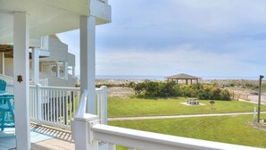 Une terrasse couverte avec vue sur la plage, un belvédère et un espace pique-nique.