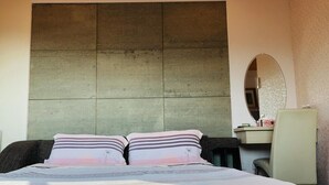 Desk, blackout drapes, WiFi (free), bed sheets - Chong Er Ya She Homestay (Jiji)