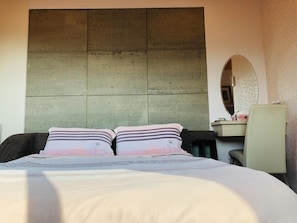 Desk, blackout drapes, free WiFi, bed sheets - Chong Er Ya She Homestay (Jiji)