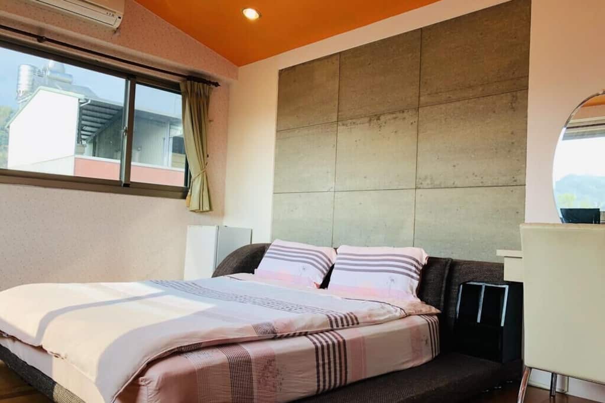 Desk, blackout drapes, free WiFi, bed sheets