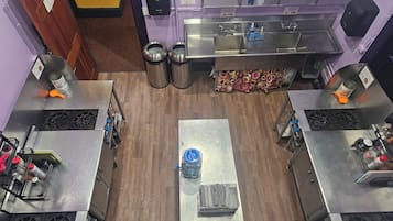 Habitación cuádruple exclusiva | Instalaciones de cocina compartida | Refrigerador, microondas, parrilla de estufa y tostadora