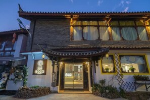 Front of property – evening/night - Floral Hotel · Kuan Tang Lijiang (Lijiang)