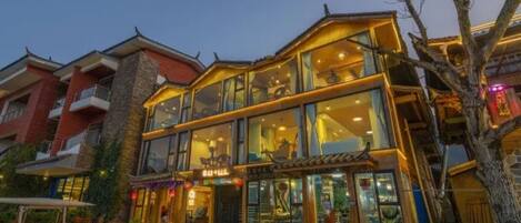Facciata della struttura - sera/notte