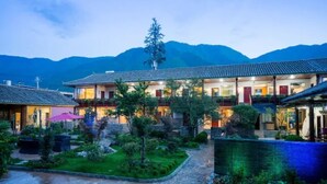 Un edificio tradicional con varias habitaciones y un jardín.