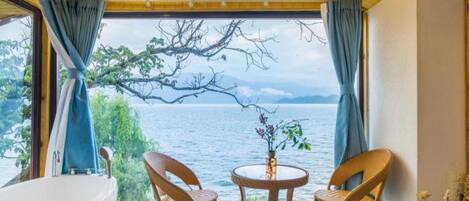 Deluxe Double Room | Living area