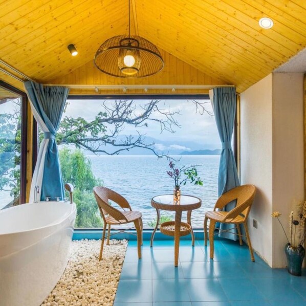 湖景豪華大床 | 起居區