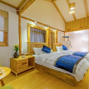 Um quarto aconchegante com uma estrutura de cama de madeira, uma mesinha de cabeceira com um vaso de flores e uma janela com cortinas.