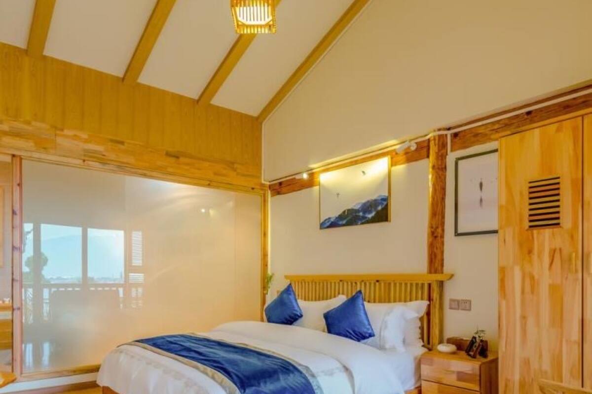 Una habitación con paneles de madera, una cama, una mesita de noche y una silla.