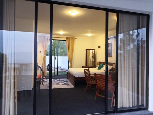 Cozy king size room overlooking the majestic hills of Kandy.