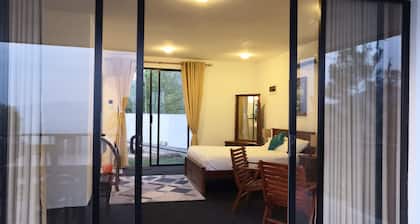 Cozy king size room overlooking the majestic hills of Kandy.