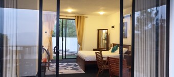 Cozy king size room overlooking the majestic hills of Kandy.