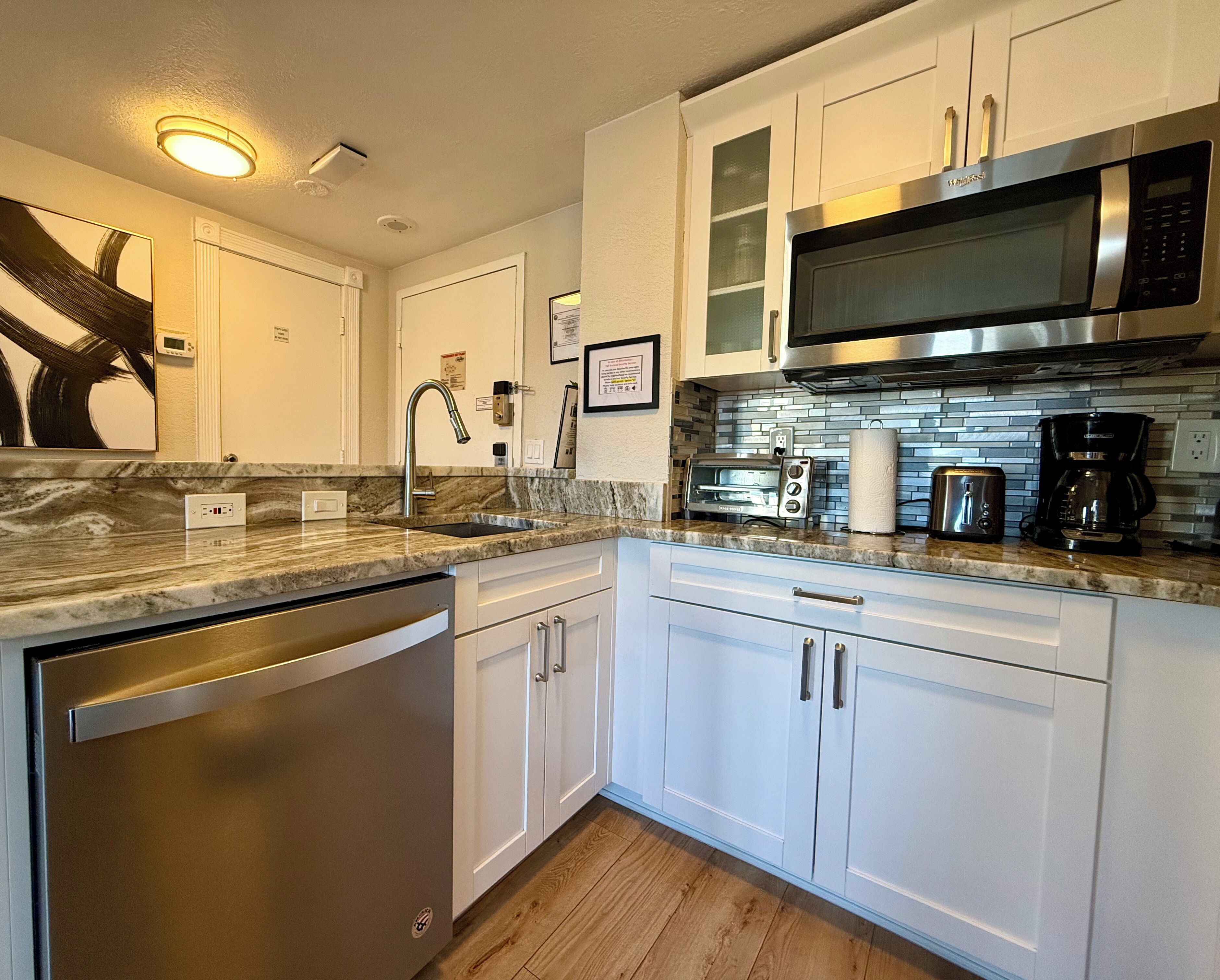 Een koelkast, een magnetron, een kookplaat, een vaatwasser