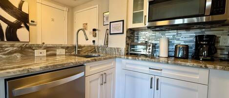 Køleskab, mikrobølgeovn, kogeplade, opvaskemaskine