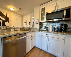 Frigorifero, microonde, piano cottura, lavastoviglie