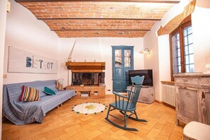 Televisión y chimenea 