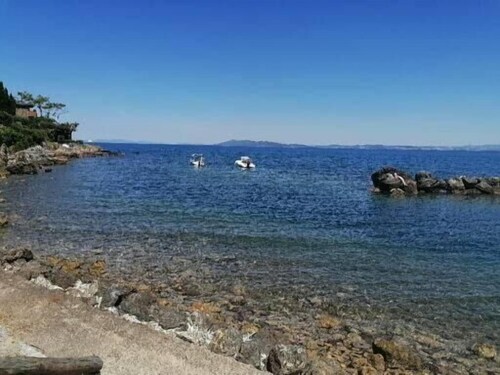 Maalaistalo puutarhalla, 2 km päässä merestä, perheille tai kaveriporukoille