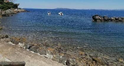 Maalaistalo puutarhalla, 2 km päässä merestä, perheille tai kaveriporukoille