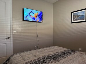 4 bedrooms, iron/ironing board, free WiFi, bed sheets