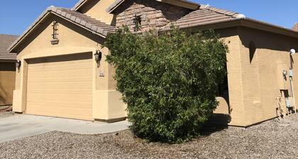 Kaunis 1 tarina talo lähellä ostospuiston golfkenttää