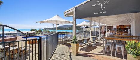 Bar junto a la piscina