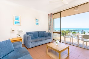 Panoramic Single Room | Living area | LCD TV - Ocean View 10 Pool & Spa (Airlie Beach)
