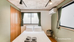 3 bedrooms, iron/ironing board, WiFi, bed sheets - Ikken House 4LDK House, 7-min to Sta., Okubo area (Shinjuku ku)