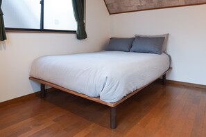 3 bedrooms, iron/ironing board, WiFi, bed sheets - Ikken House 4LDK House, 7-min to Sta., Okubo area (Shinjuku ku)