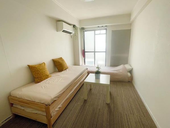 Iron/ironing board, bed sheets
