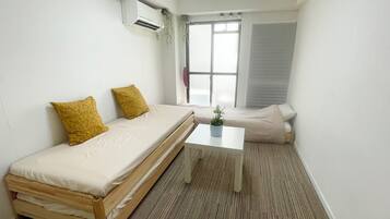 Iron/ironing board, bed sheets