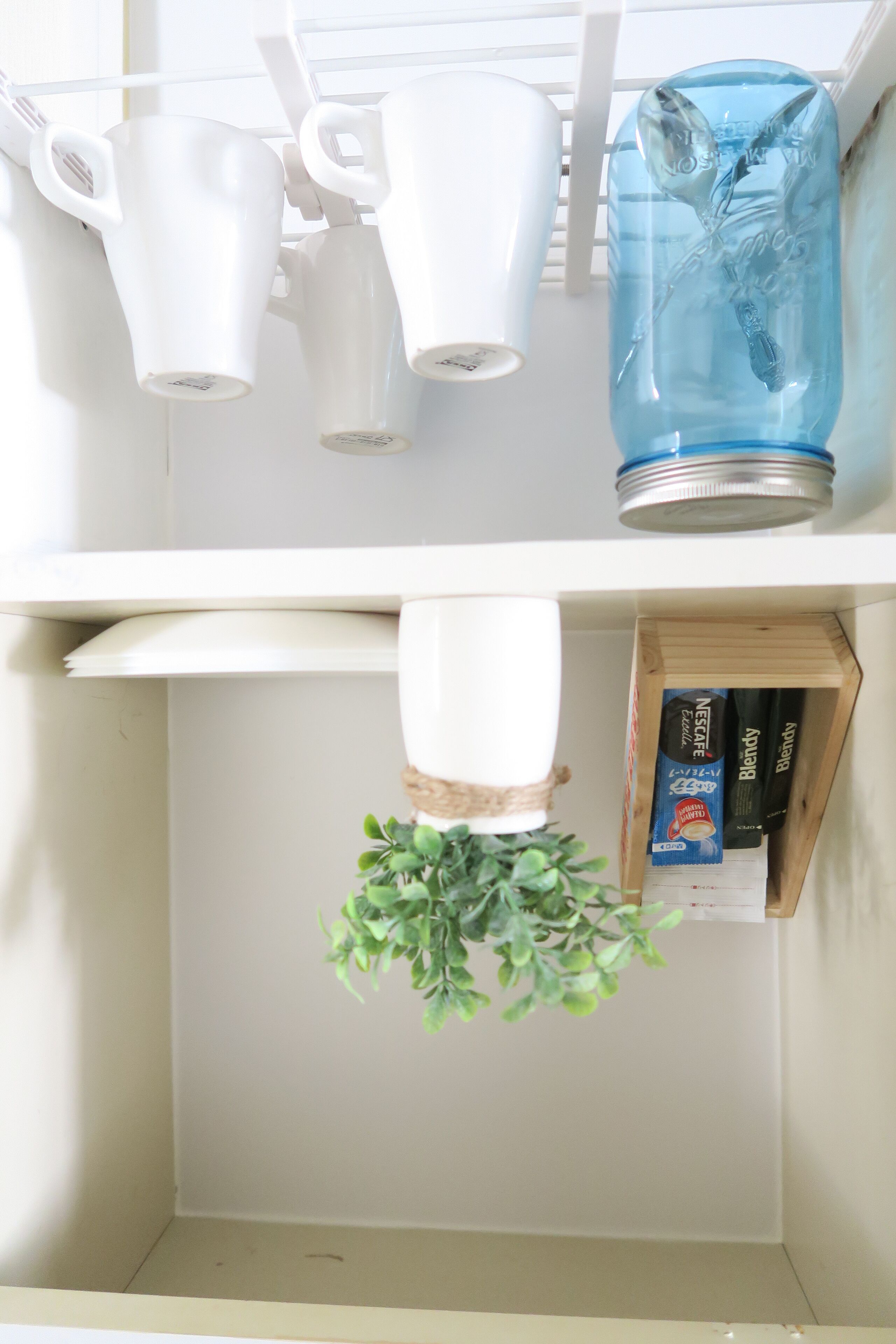 Iron/ironing board, bed sheets