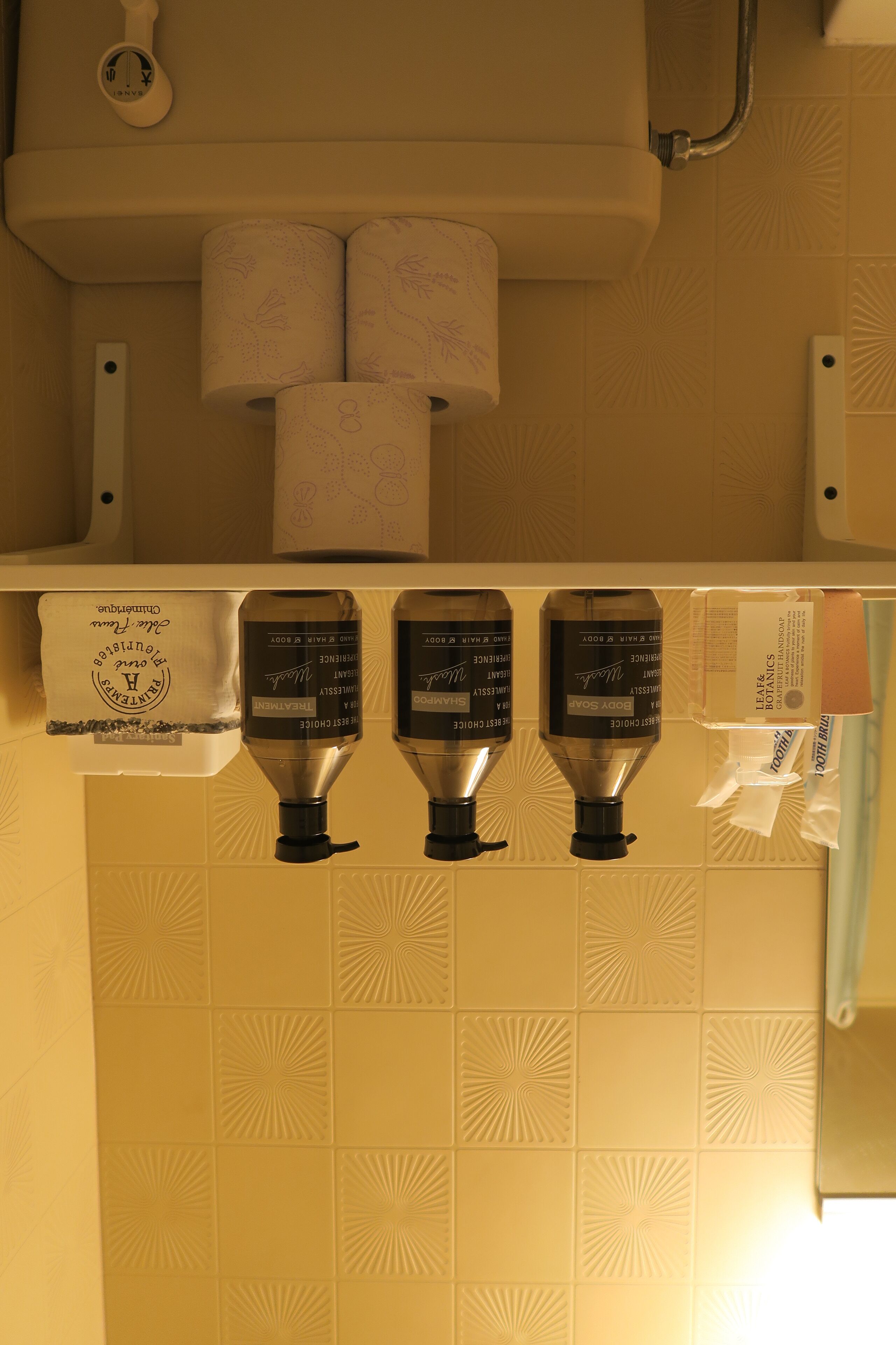 Combined shower/bathtub, hair dryer, bidet, towels