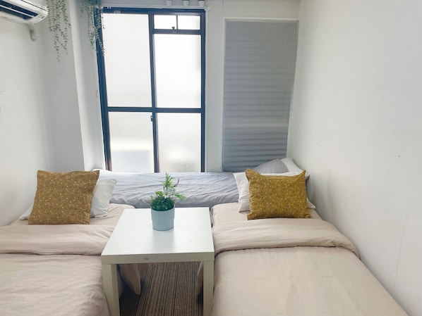 Iron/ironing board, bed sheets