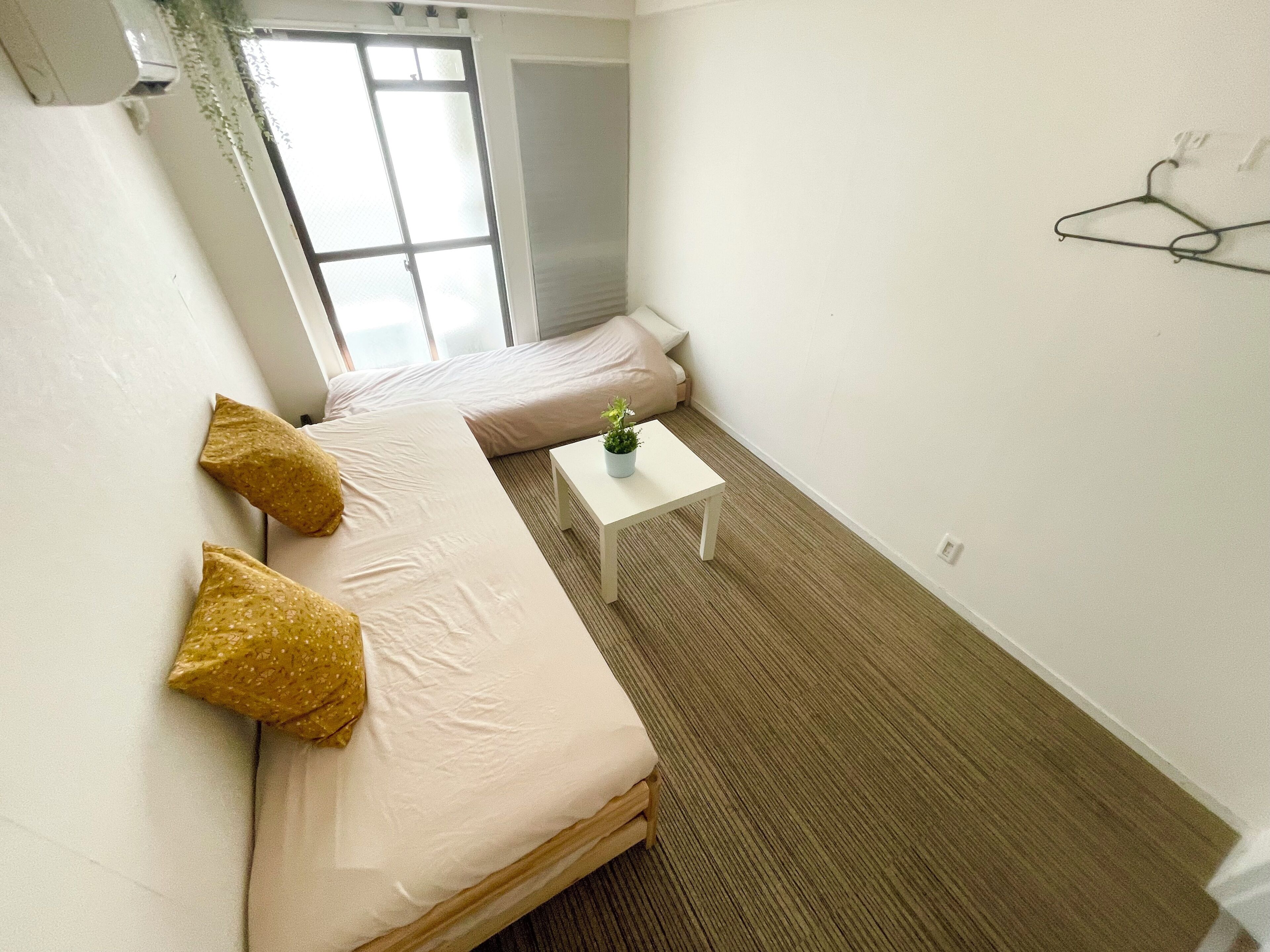 Een strijkplank/strijkijzer, beddengoed