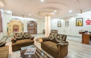 Lobby sitting area - Hotel Madhav Palace (Jaipur)