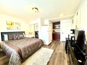 1 habitación, tabla de planchar con plancha y cuna de viaje 