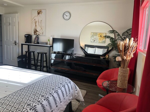 1 habitación, tabla de planchar con plancha y cuna de viaje 