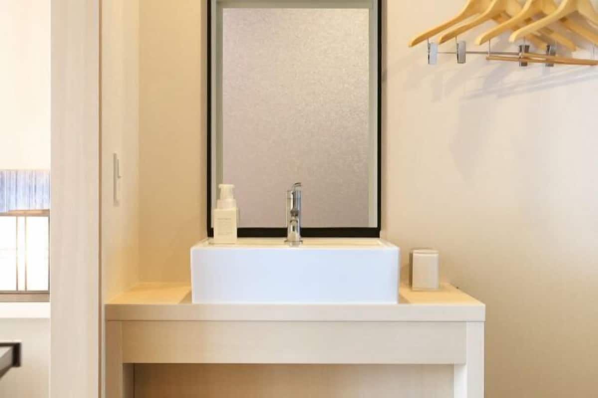 Baño | Artículos de higiene personal gratuitos, secador de pelo y zapatillas