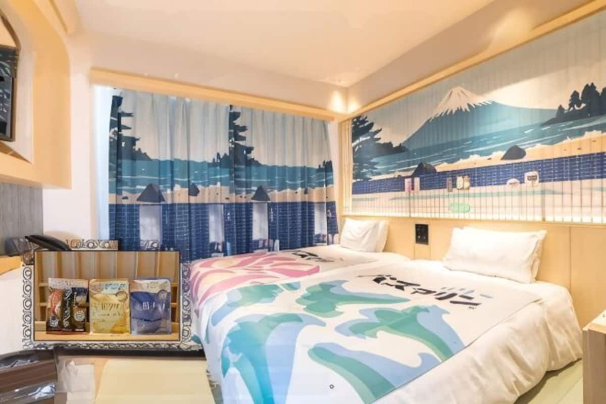 Down comforters, in-room safe, blackout drapes, soundproofing