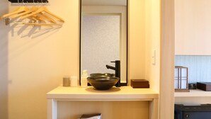 Une salle de bain moderne avec un lavabo, un miroir et un porte-serviettes.