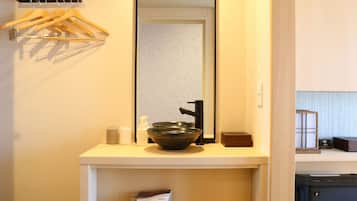 Down comforters, in-room safe, blackout drapes, soundproofing