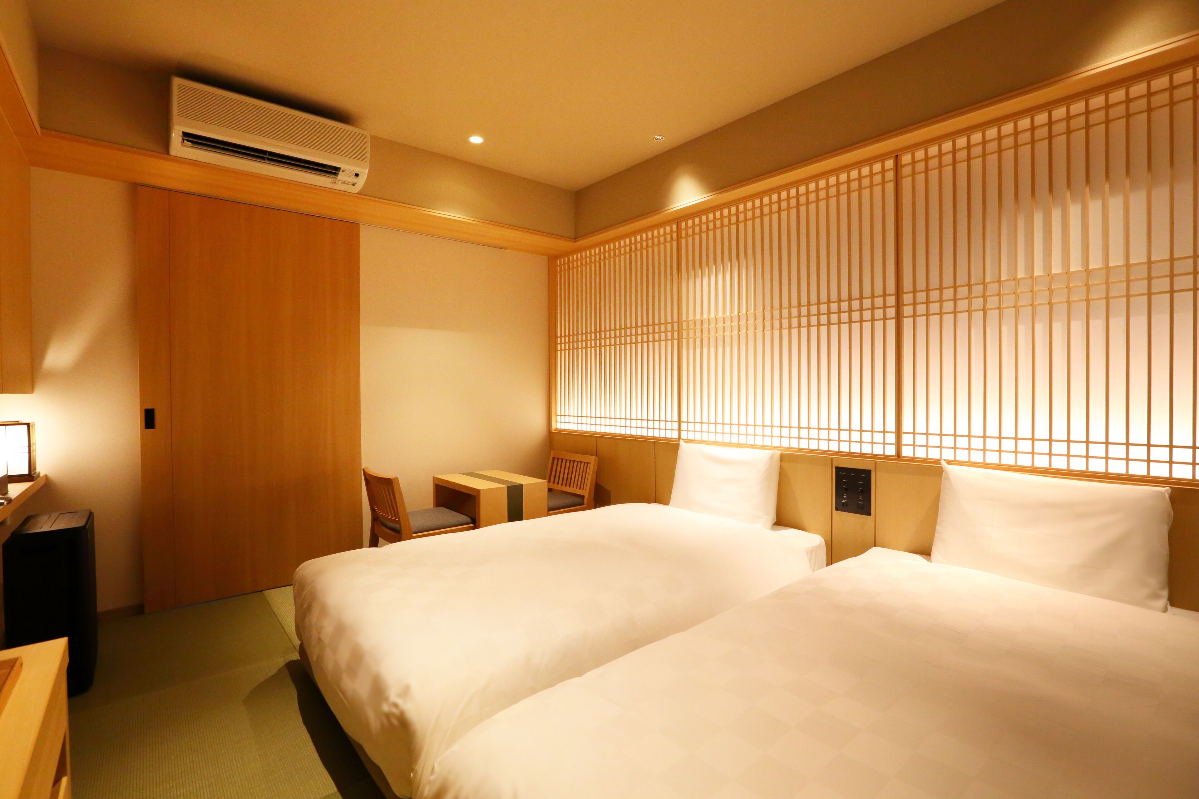 Down comforters, in-room safe, blackout drapes, soundproofing