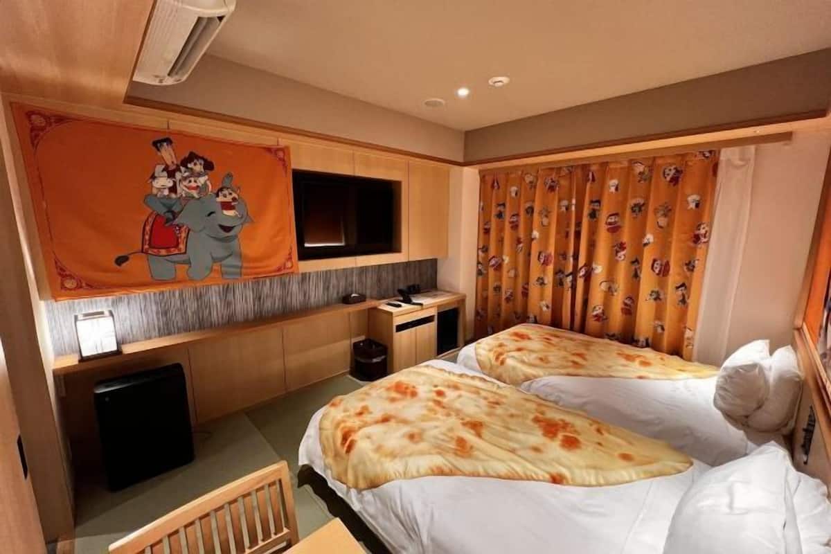 Down comforters, in-room safe, blackout drapes, soundproofing