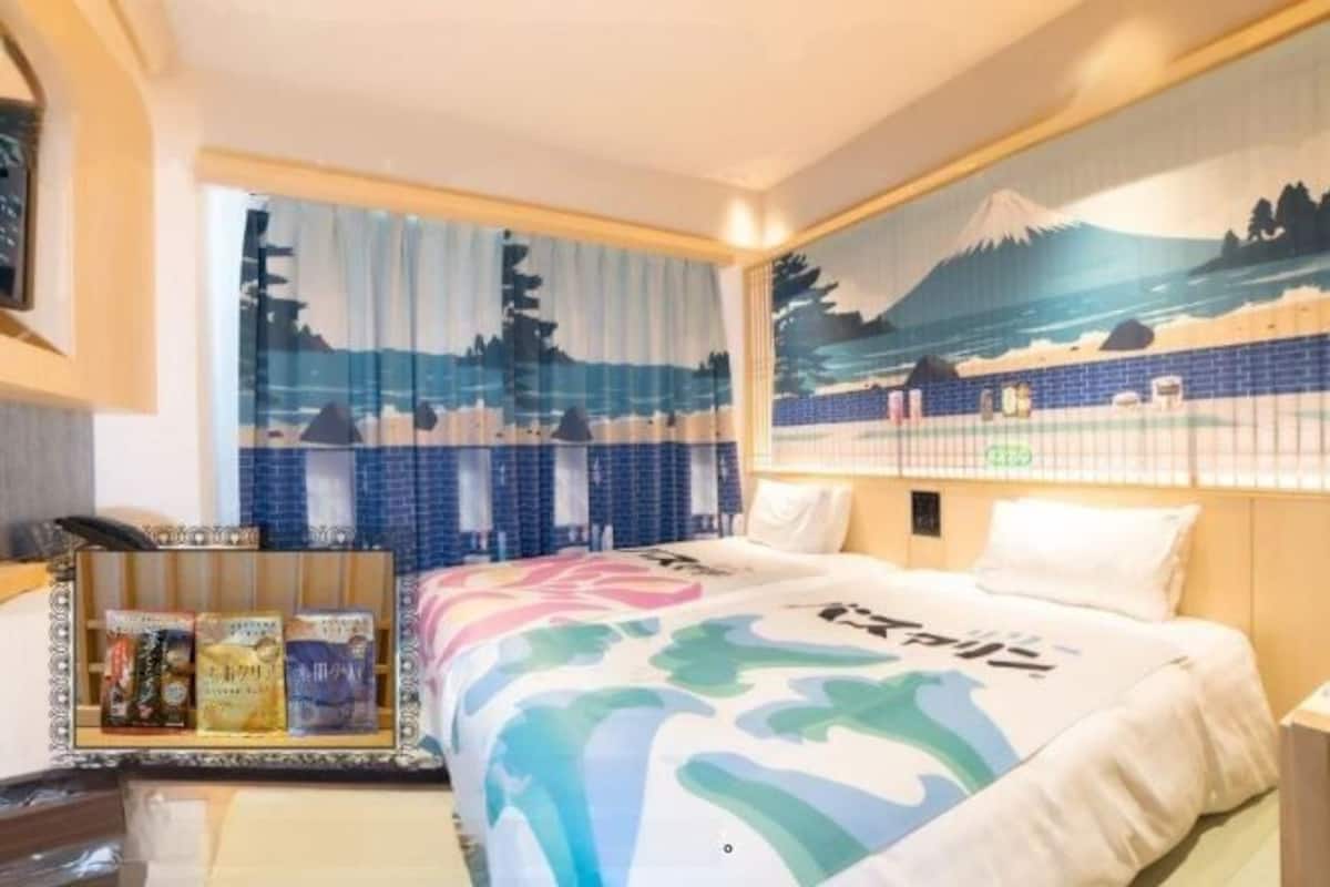 Down duvets, in-room safe, blackout curtains, soundproofing