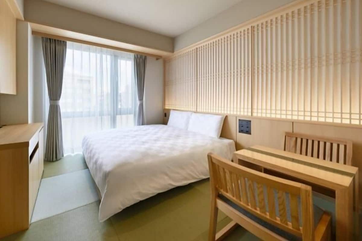 Down comforters, in-room safe, blackout drapes, soundproofing