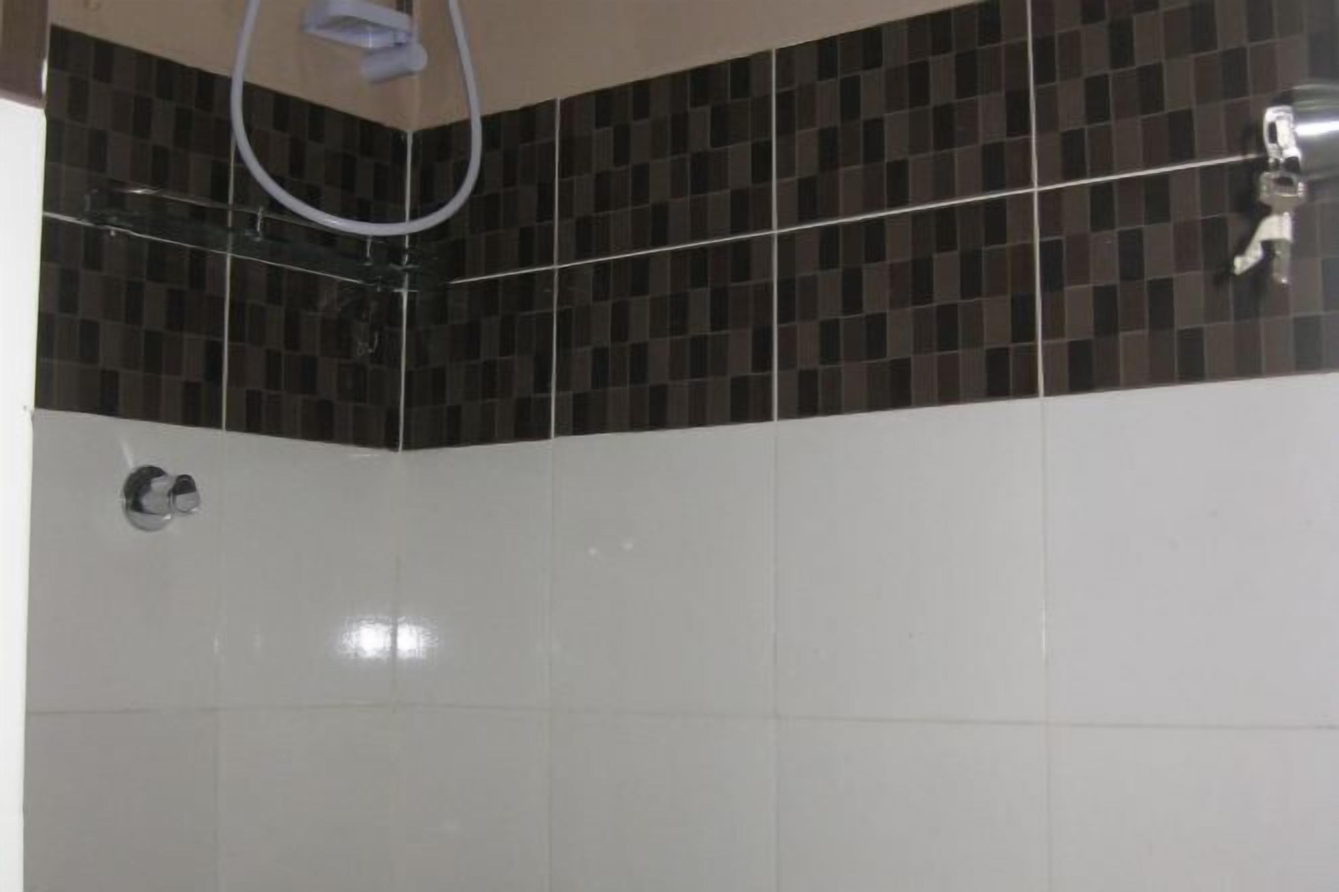 Un baño con ducha, inodoro y lavamanos.