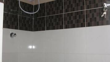 Un baño con ducha, inodoro y lavamanos.