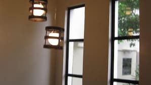 Una habitación con ventanas amplias y lámparas colgantes.
