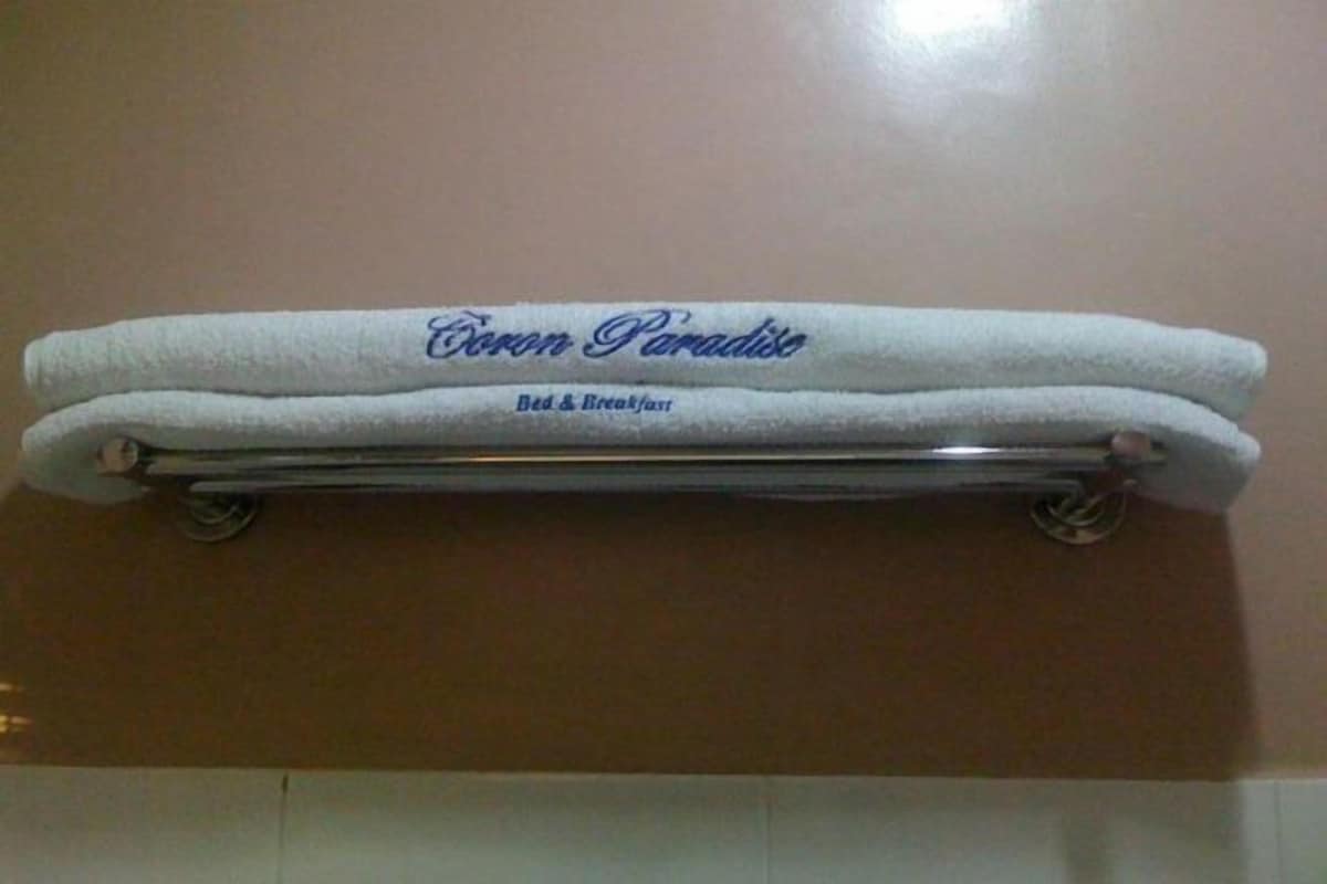 Un perchero con una toalla doblada que dice 'Eton Paradise' y 'Bed & Breakfast'.